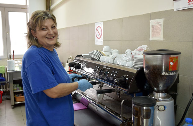 Ухватила ме је паника, у глави ми је било само да беба преживи: Споменка породила комшиницу за десет минута!